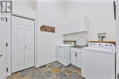 89 Trout Lane, Tiny, ON - Indoor Photo Showing Laundry Room