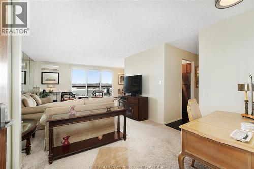 9099 Riverside Drive East Unit# E1017, Windsor, ON - Indoor Photo Showing Living Room