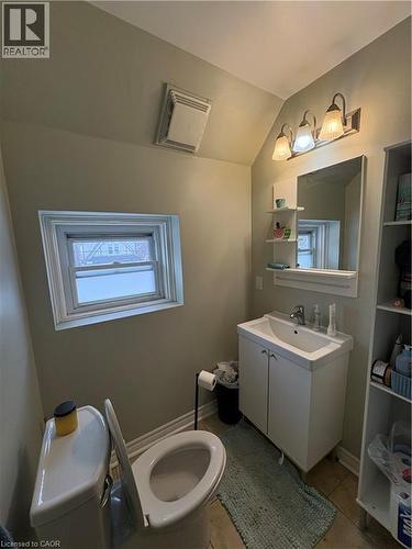 184 Arkell Street, Hamilton, ON - Indoor Photo Showing Bathroom