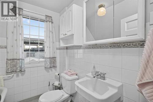 1720 11 Avenue Sw, Calgary, AB - Indoor Photo Showing Bathroom