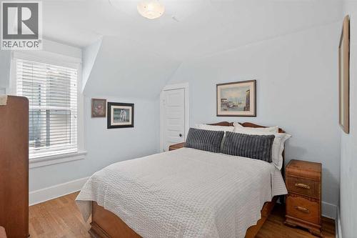 1720 11 Avenue Sw, Calgary, AB - Indoor Photo Showing Bedroom