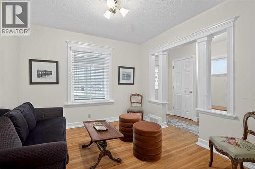 1720 11 Avenue Sw, Calgary, AB - Indoor Photo Showing Living Room