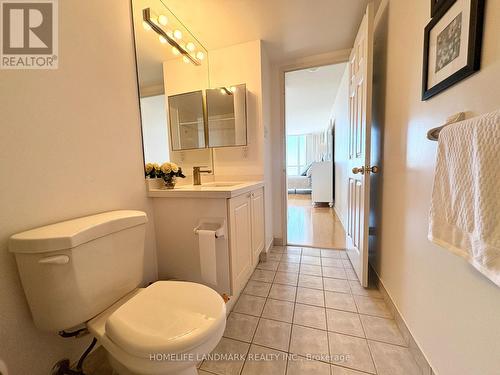1607 - 260 Doris Avenue, Toronto, ON - Indoor Photo Showing Bathroom