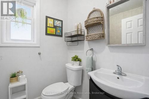 51 Wellington Street N, Hamilton, ON - Indoor Photo Showing Bathroom