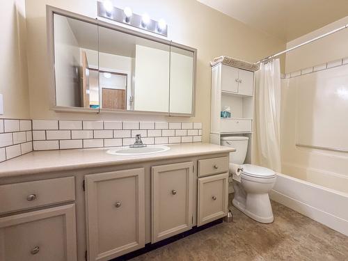 215-2515 12Th Street, Cranbrook, BC - Indoor Photo Showing Bathroom