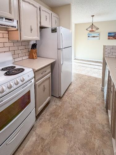 215-2515 12Th Street, Cranbrook, BC - Indoor Photo Showing Kitchen