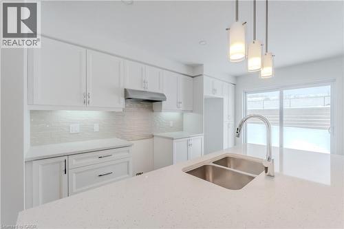 19 Urbane Boulevard, Kitchener, ON - Indoor Photo Showing Kitchen With Double Sink With Upgraded Kitchen