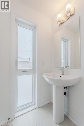 19 Urbane Boulevard, Kitchener, ON - Indoor Photo Showing Bathroom