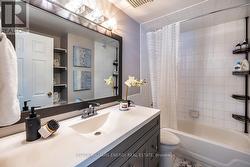 Main 4 pc Bath Upper Level - 