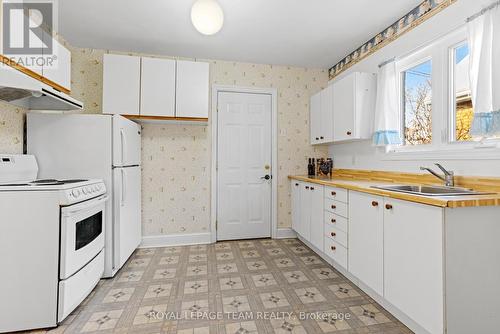 242 Fairmont Avenue, Ottawa, ON - Indoor Photo Showing Kitchen