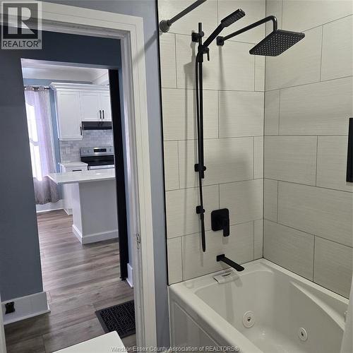 567 Oak, Windsor, ON - Indoor Photo Showing Bathroom