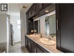 Bathroom on main floor - 