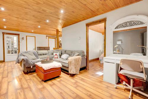 Salle familiale - 111 Ch. De La Forge O., Saint-Adolphe-D'Howard, QC - Indoor Photo Showing Living Room