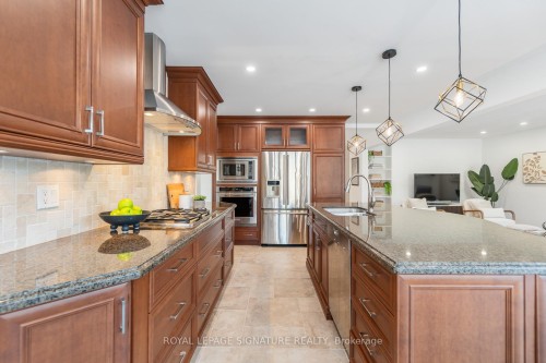 51 Tilman Circle, Markham, ON - Indoor Photo Showing Kitchen With Double Sink With Upgraded Kitchen