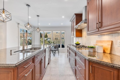 51 Tilman Circle, Markham, ON - Indoor Photo Showing Kitchen With Double Sink With Upgraded Kitchen
