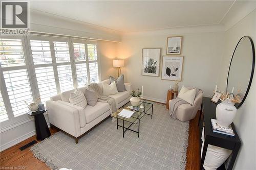 130 Delmar Drive, Hamilton, ON - Indoor Photo Showing Living Room