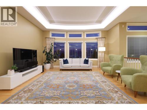 344 Raven Drive, Kelowna, BC - Indoor Photo Showing Living Room