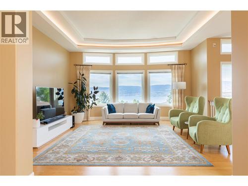 344 Raven Drive, Kelowna, BC - Indoor Photo Showing Living Room