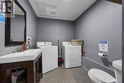Salon with bathroom and laundry - 