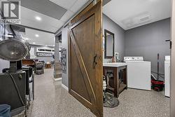 Salon with bathroom and laundry - 