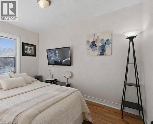 182 East 33Rd Street, Hamilton, ON - Indoor Photo Showing Bedroom