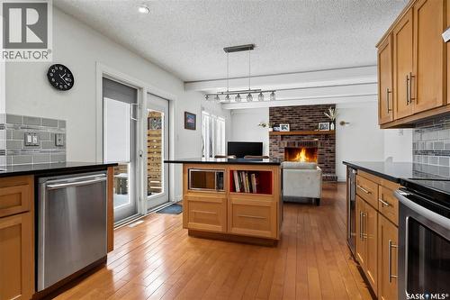 290 Rogers Road, Regina, SK - Indoor Photo Showing Kitchen With Stainless Steel Kitchen