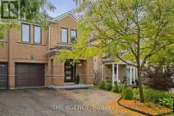908 OAKTREE CRESCENT  Newmarket, ON L3X 2Z1
