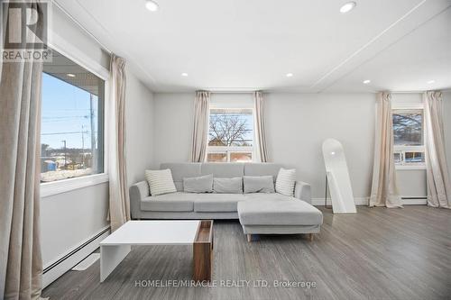 290 Lincoln Road, Waterloo, ON - Indoor Photo Showing Living Room
