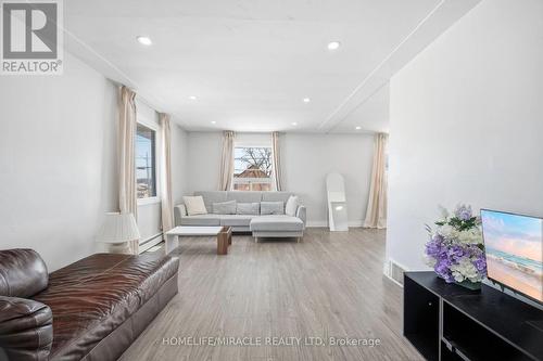 290 Lincoln Road, Waterloo, ON - Indoor Photo Showing Living Room