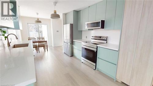 707 Jacob Lane, Waterloo, ON - Indoor Photo Showing Kitchen With Upgraded Kitchen
