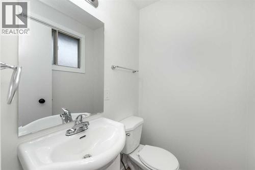 1432 43 Street Ne, Calgary, AB - Indoor Photo Showing Bathroom