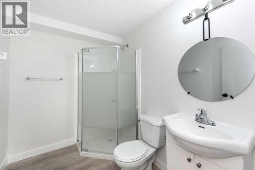 1432 43 Street Ne, Calgary, AB - Indoor Photo Showing Bathroom