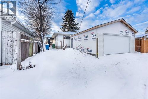 1432 43 Street Ne, Calgary, AB - Outdoor