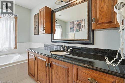 9 Lamb Court, Caledonia, ON - Indoor Photo Showing Bathroom