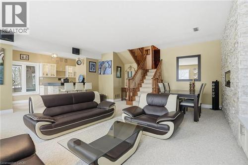 9 Lamb Court, Caledonia, ON - Indoor Photo Showing Living Room