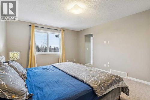 71 Walden Manor Se, Calgary, AB - Indoor Photo Showing Bedroom