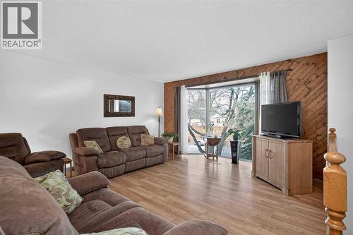 16 Rundleson Way Ne, Calgary, AB - Indoor Photo Showing Living Room