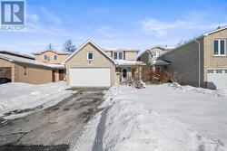 151 MABERLEY CRESCENT  Toronto, ON M1C 3Y1