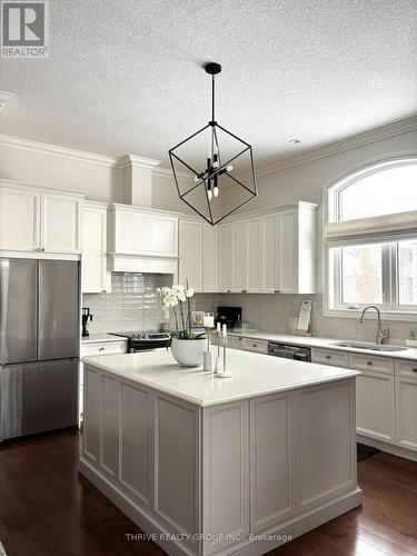 2215 Callingham Drive, London North (North R), ON - Indoor Photo Showing Kitchen With Upgraded Kitchen
