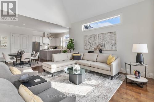 2215 Callingham Drive, London North (North R), ON - Indoor Photo Showing Living Room