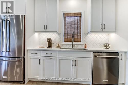 8 Redhaven Lane, St. Thomas, ON - Indoor Photo Showing Kitchen With Upgraded Kitchen