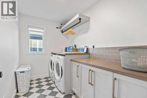 656 Bayview Way Sw, Airdrie, AB - Indoor Photo Showing Laundry Room
