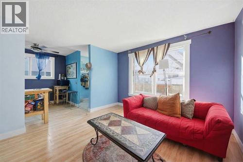44 Doverdale Mews Se, Calgary, AB - Indoor Photo Showing Living Room