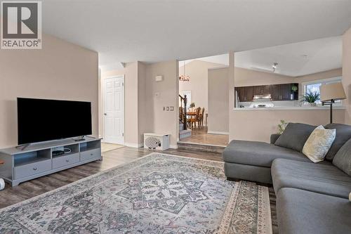 43 Sunset Crescent, Okotoks, AB - Indoor Photo Showing Living Room