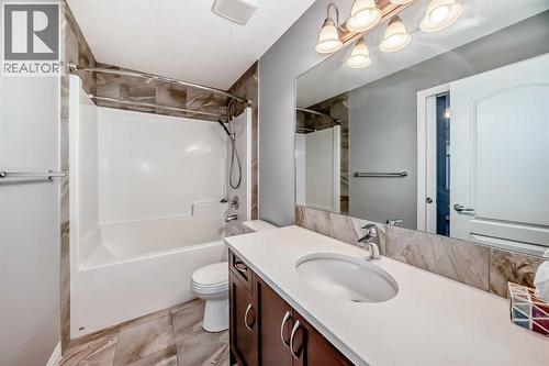 88 Nolanhurst Crescent Nw, Calgary, AB - Indoor Photo Showing Bathroom