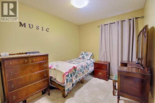 95 Laval Boulevard W, Lethbridge, AB - Indoor Photo Showing Bedroom