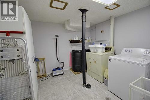 95 Laval Boulevard W, Lethbridge, AB - Indoor Photo Showing Laundry Room