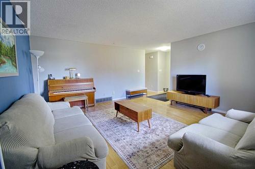 95 Laval Boulevard W, Lethbridge, AB - Indoor Photo Showing Living Room
