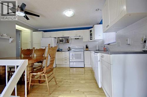 95 Laval Boulevard W, Lethbridge, AB - Indoor Photo Showing Kitchen