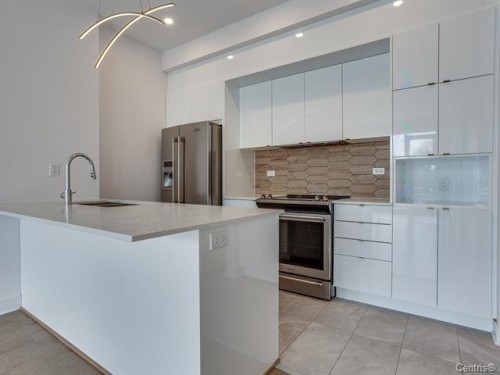 Cuisine - 105-5265 Rue Mackenzie, Montréal (Côte-Des-Neiges/Notre-Dame-De-Grâce), QC - Indoor Photo Showing Kitchen With Upgraded Kitchen